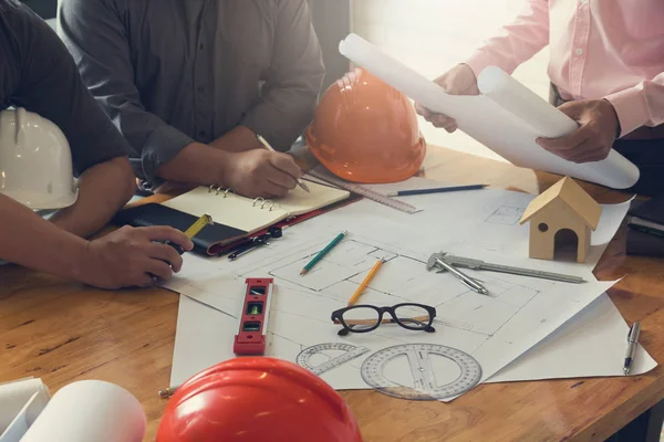 Concepto Ingeniero Arquitecto Equipo Oficina Ingeniero Arquitectos Trabajando Discutiendo Modelo — Foto de Stock