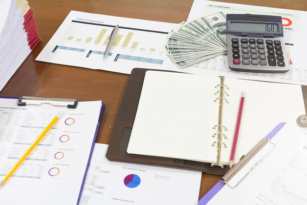 业务和财务概念的办公室工作 笔记本 费用分析图表与美元现金和计算器 — 图库照片