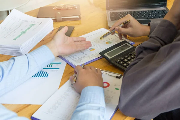 Concepto Negocio Finanzas Del Trabajo Oficina Empresarios Discutiendo Análisis Gráfico — Foto de Stock