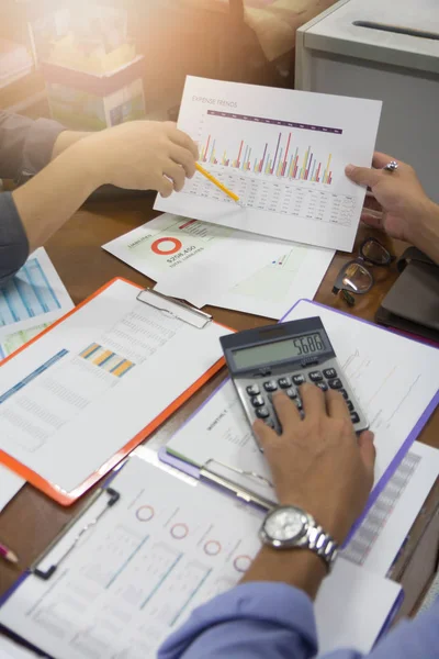 Office çalışma, harcama eğilimleri analiz grafik tartışırken iş adamları iş ve ekonomi kavramı