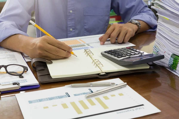 Conceito Negócios Finanças Trabalho Escritório Homem Negócios Usando Calculadora Para — Fotografia de Stock