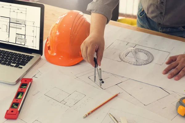 Planları ofiste, Vintage etkisi ile çalışan Mimarlar kavramı, mimar