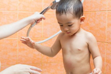 Closeup 2 yaşındaki çocuk annesiyle küvette banyo