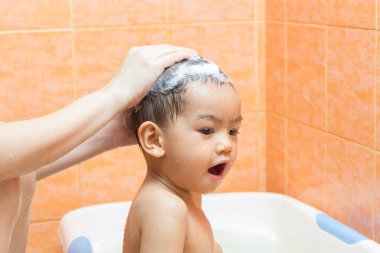 Closeup 2 yaşındaki çocuk annesiyle küvette banyo