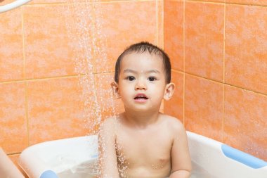 Closeup 2 yaşındaki çocuk annesiyle küvette banyo