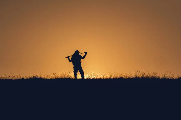 Silhouette Des Backpacker Spaß Bei Sonnenuntergang — Stockfoto