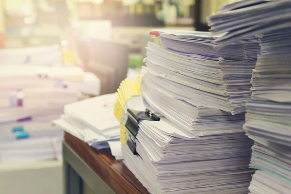 Ekonomi Kavramı Ofis Ofis Masasında Kağıt Yığınını Tamamlanmamış Belgeler Yığını — Stok fotoğraf