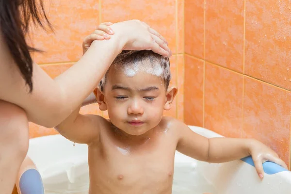 Closeup 2 yaşındaki çocuk annesiyle küvette banyo