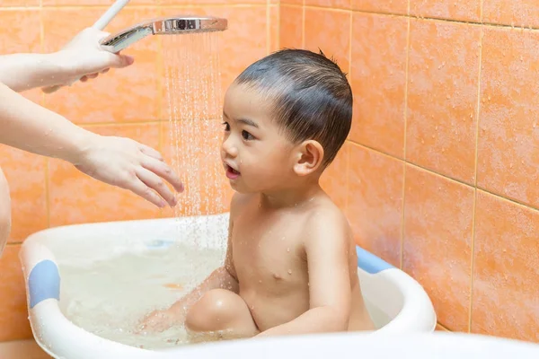 Primo Piano Anni Bambino Che Bagno Nella Vasca Bagno Con — Foto Stock