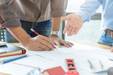 Mühendis ve mimar kavramı, çalışma ve ev tartışırken mühendis mimar ofis takımı modeli, Vintage etkisi planı