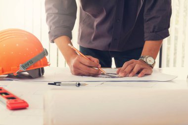 Planları ofiste, Vintage etkisi ile çalışan Mimarlar kavramı, mimar