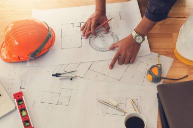 Planları ofiste, Vintage etkisi ile çalışan Mimarlar kavramı, mimar