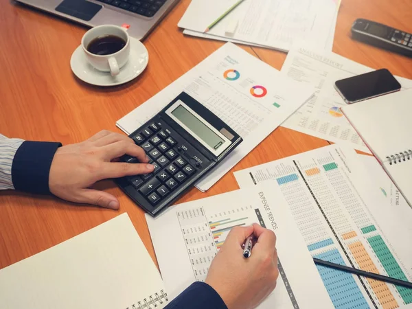 Conceito Negócios Finanças Trabalho Escritório Homem Negócios Usando Calculadora Para — Fotografia de Stock