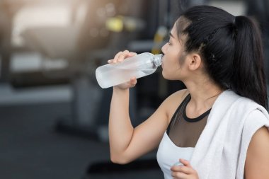 Fitness kadın içme suyu şişe sonra iş dışarı içinde fitness Spor Kulübü