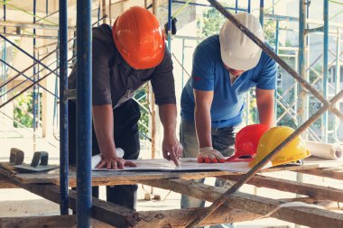 İnşaat kavramlar, mühendis ve mimar inşaat alanında blueprint, Vintage etkisi ile çalışma