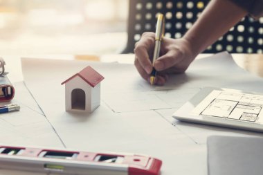 Mühendis ve mimar kavramı, çalışma ve ev tartışırken mühendis mimar ofis takımı modeli, Vintage etkisi planı