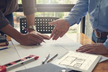 Mühendis ve mimar kavramı, çalışma ve ev tartışırken mühendis mimar ofis takımı modeli, Vintage etkisi planı