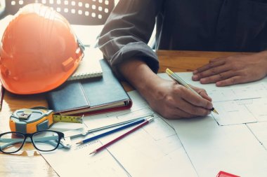 Mühendis ve mimar kavramı, çalışma ve ev tartışırken mühendis mimar ofis takımı modeli, Vintage etkisi planı