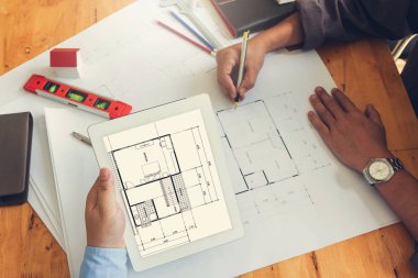 Mühendis ve mimar kavramı, çalışma ve ev tartışırken mühendis mimar ofis takımı modeli, Vintage etkisi planı