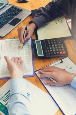 Office çalışma, analiz grafik tartışırken iş adamları iş ve ekonomi kavramı