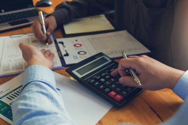 Çalışma, işadamları satış analizi grafiği tartışmak için hesap makinesini kullanarak office iş ve ekonomi kavramı