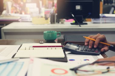 İş ve Finans office çalışma kavramı, aylık satış tartışan işadamı analizi grafiği ve hesaplama sonucu, Vintage etkisi için hesap makinesi kullanarak tahmin