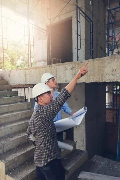 Konstruktionskonzepte Ingenieur Und Architekt Auf Der Baustelle Mit Blaupause Vintage — Stockfoto