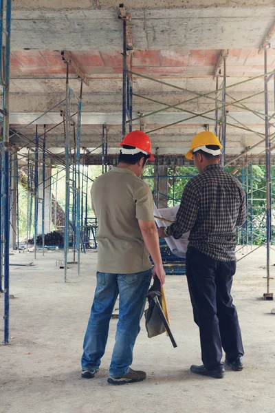 Konstruktionskonzepte Ingenieur Und Architekt Auf Der Baustelle Mit Blaupause Vintage — Stockfoto