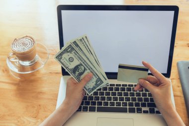 Online alışveriş kavramı, dizüstü bilgisayar ve kredi kartı kullanarak alışveriş kadın