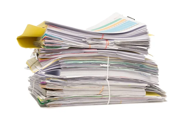 Beyaz arka plan üzerinde izole iş kağıt yığını