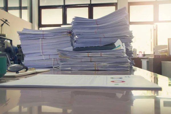 Ekonomi Kavramı Ofis Ofis Masasında Kağıt Yığınını Tamamlanmamış Belgeler Yığını — Stok fotoğraf