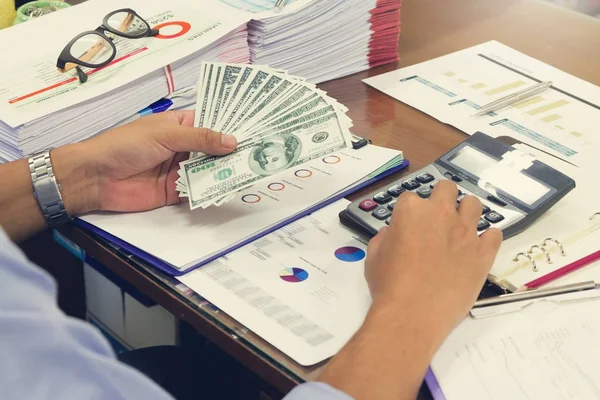 Conceito Negócios Finanças Trabalho Escritório Empresário Segurando Dinheiro Dólar Usando — Fotografia de Stock