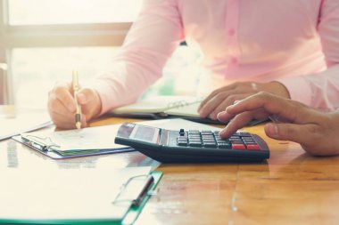 İş ve Finans office çalışma, analiz grafik tartışmak için hesap makinesini kullanarak işadamları ekip çalışması kavramı