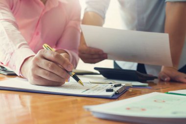 İş ve Finans office çalışma, analiz grafik tartışmak için hesap makinesini kullanarak işadamları ekip çalışması kavramı