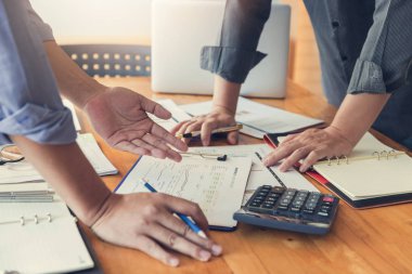 İş ve Finans office çalışma, analiz grafik tartışmak için hesap makinesini kullanarak işadamları ekip çalışması kavramı