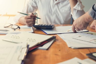 İş ve Finans office çalışma, analiz grafik tartışmak için hesap makinesini kullanarak işadamları ekip çalışması kavramı