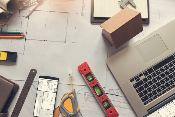 Концепция инженера и архитектора, Офис инженера-архитектора в рабочие дни с чертежами, Винтажный эффект
