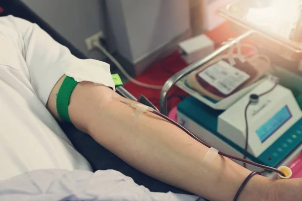 Hemşire Hastanede Kan Donörden Kan Alma — Stok fotoğraf