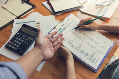 Çalışma, işadamı satış analizi grafiği tartışmak için hesap makinesini kullanarak office iş ve ekonomi kavramı