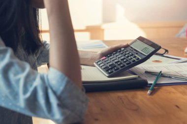 Çalışma, işadamı satış analizi grafiği tartışmak için hesap makinesini kullanarak office iş ve ekonomi kavramı