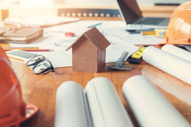 Mühendis ve mimar kavramı, planları, Vintage etkisi ile çalışma günü ofisinde mühendis mimar