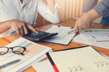 Çalışma, işadamı satış analizi grafiği tartışmak için hesap makinesini kullanarak office iş ve ekonomi kavramı