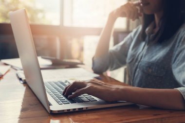 Çalışma, işadamı satış analizi grafiği tartışmak için dizüstü bilgisayar kullanarak office iş ve ekonomi kavramı