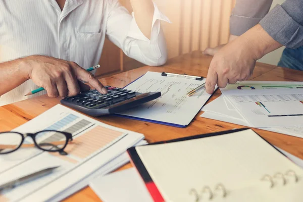 Çalışma, işadamı satış analizi grafiği tartışmak için hesap makinesini kullanarak office iş ve ekonomi kavramı