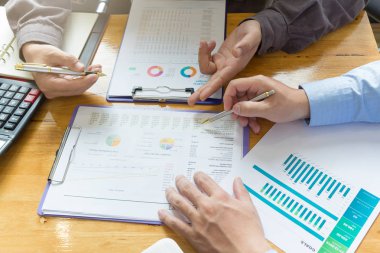 İş ve Finans office çalışma, iş planı satış analizi grafiği ile tartışan işadamı kavramı