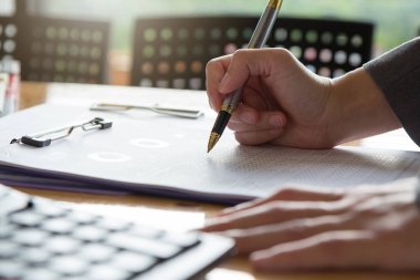 Office çalışma, analiz grafik tartışırken iş adamları iş ve ekonomi kavramı