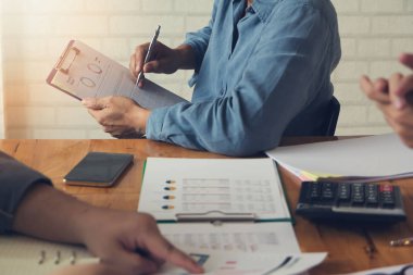 İş ve Finans office çalışma, iş planı satış analizi grafiği ile tartışan işadamı kavramı