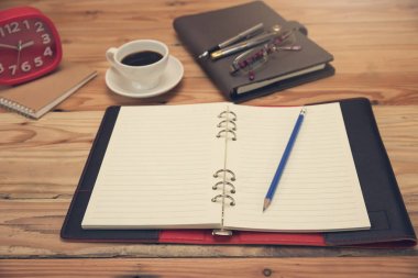 Çalışma, çalışma saatleri ofis masasında boş defter yakından office iş ve ekonomi kavramı