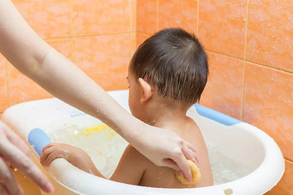 Primer Plano Años Niño Bañándose Bañera Con Madre — Foto de Stock