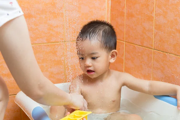 Closeup Anos Idade Banho Infantil Banheira Com Sua Mãe — Fotografia de Stock